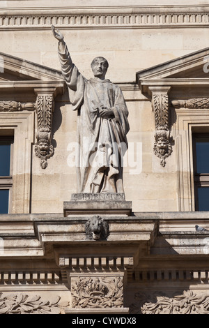 Statue des Heiligen Bernhard von Clairvaux (1090 – 1153), französischer Ciscercian Abt, Cour Napoleon, Louvre-Museum, Paris Stockfoto