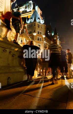 Massen auf Terrasse Dufferin in der Nähe von Chateau Frontenac in einer Sommernacht Stockfoto