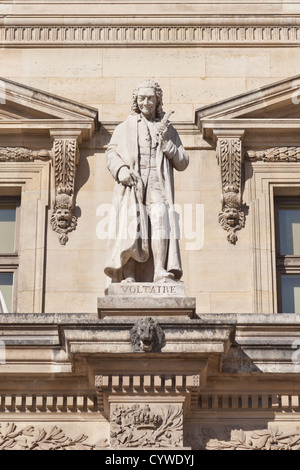 Statue von François-Marie Arouet, bekannt als Voltaire (1694 – 1778), französischer Aufklärer, Schriftsteller und Historiker, Paris Stockfoto