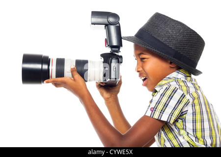 Kind junge nehmen Foto mit Profikamera, isoliert auf weißem Hintergrund. Stockfoto