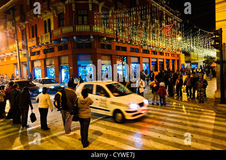 Die Calle Real (6th Avenue) Fußgängerzone in der Innenstadt von Guatemala-Stadt in der Abenddämmerung Stockfoto