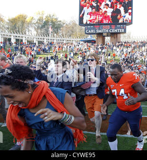 10. November 2012 eilen - Charlottesville, Virginia, Vereinigte Staaten - Virginia Cavaliers Fans und Spieler das Feld am Ende der 41-40-Sieg über den Miami Hurricanes im Scott-Stadium. (Kredit-Bild: © Andrew Shurtleff/ZUMAPRESS.com) Stockfoto