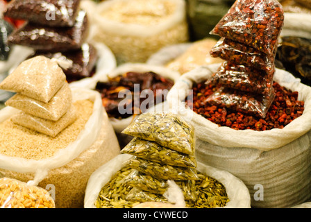 GUATEMALA CITY, Guatemala – Säcke mit Getreide, Samen und Gewürzen zum Verkauf im belebten Mercado Central im Zentrum von Guatemala City in der Nähe des Parque Central. Stockfoto