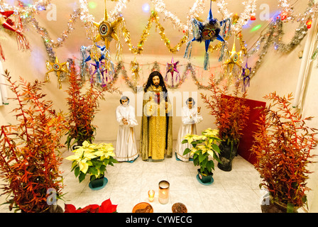 Weihnachtskrippe Mercado Central Guatemala City // GUATEMALA City, Guatemala — Eine Weihnachtskrippe mit Dekoration wird im Mercado Central in der Innenstadt von Guatemala City gezeigt. Der Markt, der sich in der Nähe des Parque Central (Central Park) befindet, ist ein beliebtes Handelszentrum im historischen Zentrum von Guatemalas Hauptstadt. Mercado Central ist bekannt für sein traditionelles Kunsthandwerk, Textilien und Lebensmittelhändler und bietet typischerweise saisonale Dekoration während der Ferien. Die Krippe stellt die Geburt Jesu Christi dar, eine zentrale Tradition in Guatemalas überwiegend katholischer Kultur Stockfoto