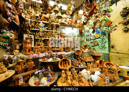 GUATEMALA CITY, Guatemala – Tonfiguren zum Verkauf in einem Geschäft im geschäftigen Mercado Central im Zentrum von Guatemala City in der Nähe des Parque Central. Stockfoto