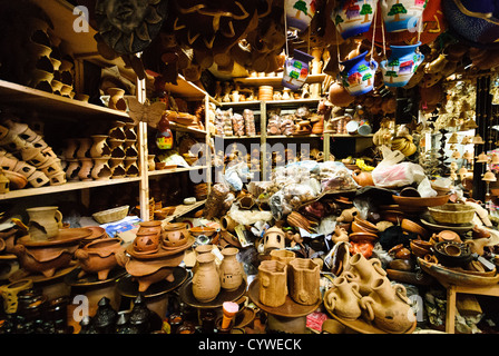 GUATEMALA CITY, Guatemala – Ein Töpfergeschäft im belebten Mercado Central im Zentrum von Guatemala City in der Nähe des Parque Central. Stockfoto