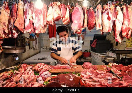 Ein Metzger bei der Arbeit in der geschäftigen Mercado Central im Zentrum von Guatemala-Stadt in der Nähe von Parque Central. Stockfoto