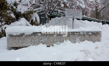 Verschneite konkretes Zeichen am Campus der Harvard Law School in Cambridge, MA, Bekanntgabe der Schulhaus. Stockfoto