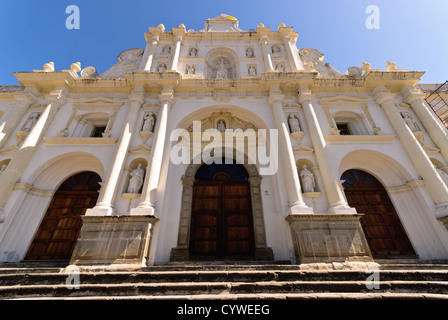 Th Catedral de Santiago auf dem Hauptplatz von Antigua Guatemala. Berühmt für seine gut erhaltenen Spanischen Barock Architektur sowie eine Reihe von Ruinen von Erdbeben, Antigua Guatemala ist ein UNESCO-Weltkulturerbe und ehemalige Hauptstadt von Guatemala. Stockfoto