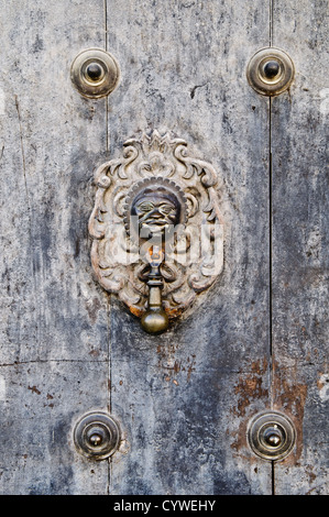 Alte hölzerne wundervollen in Antigua Guatemala. Berühmt für seine gut erhaltene spanische barocke Architektur sowie eine Reihe von Ruinen von Erdbeben, Antigua Guatemala ist ein UNESCO-Weltkulturerbe und ehemalige Hauptstadt von Guatemala. Stockfoto