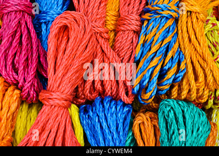 ANTIGUA GUATEMALA, Guatemala – bunte Seile zum Verkauf auf einem Markt in Antigua Guatemala. Antigua Guatemala ist berühmt für seine gut erhaltene spanische Barockarchitektur sowie eine Reihe von Erdbebenruinen und gehört zum UNESCO-Weltkulturerbe und ehemalige Hauptstadt Guatemalas. Stockfoto