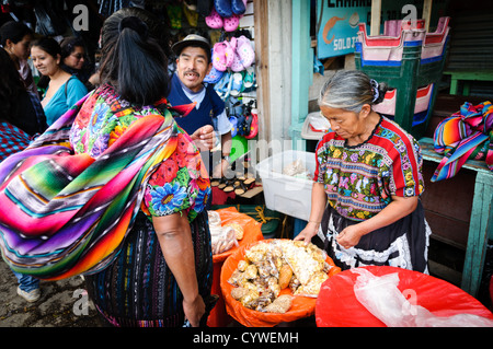 ANTIGUA GUATEMALA, Guatemala – Eine Frau verkauft verschiedene Snacks und Getreide auf dem Hauptmarkt in Antigua, Guatemala. Stockfoto