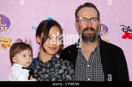 Sonny Lee, Ceren Alkac, Jason Lee im Ankunftsbereich für SOFIA THE FIRST: einmal auf A PRINCESS Premiere, The Walt Disney Studios Lot, Burbank, CA 10. November 2012. Foto von: Emiley Schweich/Everett Collection Stockfoto