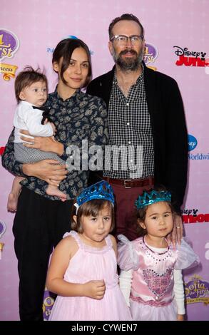 Sonny Lee, Ceren Alkac, Jason Lee im Ankunftsbereich für SOFIA THE FIRST: einmal auf A PRINCESS Premiere, The Walt Disney Studios Lot, Burbank, CA 10. November 2012. Foto von: Emiley Schweich/Everett Collection Stockfoto