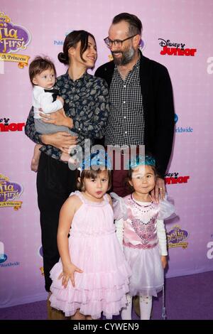 Sonny Lee, Ceren Alkac, Jason Lee im Ankunftsbereich für SOFIA THE FIRST: einmal auf A PRINCESS Premiere, The Walt Disney Studios Lot, Burbank, CA 10. November 2012. Foto von: Emiley Schweich/Everett Collection Stockfoto