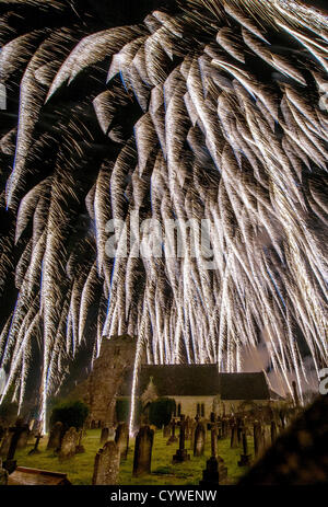 Lagerfeuer-Prozession zur Erinnerung. Tausende von Zuschauern Linie der Straßen von der winzigen East Sussex Dorf von East Hoathly in der Nähe von Lewes, UK Uhr Feuer Banner in Flammen als einen Akt der Erinnerung auf dem Weg in eine riesige Holzskulptur Lagerfeuer und Feuerwerk Anzeige durchgeführt. Stockfoto