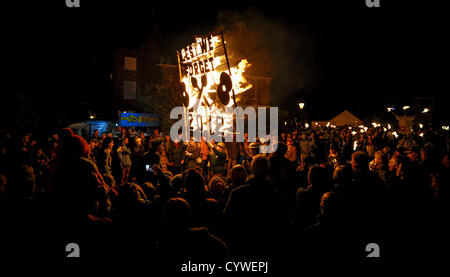 Lagerfeuer-Prozession zur Erinnerung. Tausende von Zuschauern Linie der Straßen von der winzigen East Sussex Dorf von East Hoathly in der Nähe von Lewes, UK Uhr Feuer Banner in Flammen als einen Akt der Erinnerung auf dem Weg in eine riesige Holzskulptur Lagerfeuer und Feuerwerk Anzeige durchgeführt. Stockfoto