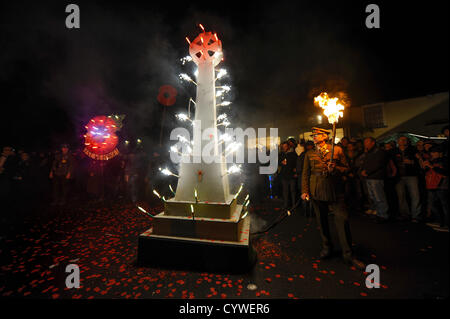 Lagerfeuer-Prozession zur Erinnerung. Tausende von Zuschauern Linie der Straßen von der winzigen East Sussex Dorf von East Hoathly in der Nähe von Lewes, UK Uhr Feuer Banner in Flammen als einen Akt der Erinnerung auf dem Weg in eine riesige Holzskulptur Lagerfeuer und Feuerwerk Anzeige durchgeführt. Stockfoto