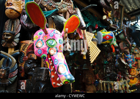 ANTIGUA GUATEMALA, Guatemala – handgefertigte und handbemalte Souvenirs zum Verkauf auf einem Markt in Antigua Guatemala. Antigua Guatemala ist berühmt für seine gut erhaltene spanische Barockarchitektur sowie eine Reihe von Erdbebenruinen und gehört zum UNESCO-Weltkulturerbe und ehemalige Hauptstadt Guatemalas. Stockfoto