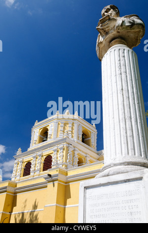 ANTIGUA, Guatemala - das Äußere von Iglesia y Convento de Nuestra Señora de la Merced, ein bemerkenswertes Beispiel der guatemaltekischen Barockarchitektur. Dieser religiöse Komplex aus dem 18. Jahrhundert, bekannt für seine markante gelbe Fassade und kunstvoll verzierte weiße Stuckarbeiten, ist ein Beleg für Antiguas reiche Kolonialgeschichte und ein bedeutender Ort der katholischen Verehrung. Stockfoto