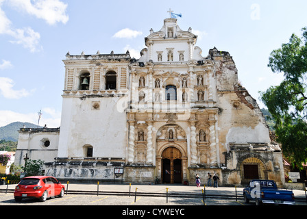 Iglesia de San Francisco Fassade Antigua Guatemala // ANTIGUA GUATEMALA, Guatemala — die Front von Iglesia de San Francisco in Antigua, Guatemala, wurde teilweise durch einige der vielen Erdbeben beschädigt, die das Gebiet in den letzten Jahrhunderten erlebte. Die beeindruckende Barockfassade zeigt komplizierte Details und einen markanten Glockenturm, der Zeugnis der reichen Geschichte und Widerstandsfähigkeit der Stadt ist. Stockfoto