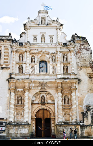 Iglesia de San Francisco Fassade Antigua Guatemala // ANTIGUA GUATEMALA, Guatemala — die Front von Iglesia de San Francisco in Antigua, Guatemala, wurde teilweise durch einige der vielen Erdbeben beschädigt, die das Gebiet in den letzten Jahrhunderten erlebte. Die prunkvolle Barockfassade zeigt zahlreiche Statuen in Nischen und markante salomonische Säulen, die die reiche Kolonialarchitektur der Stadt darstellen. Stockfoto