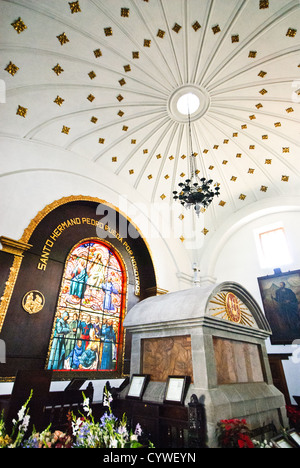 Hermano Pedro Tomb Iglesia de San Francisco Antigua Guatemala // ANTIGUA GUATEMALA, Guatemala — das Grab von Hermano Pedro de San Jose de Bethancourt (St. Hermano) in Iglesia de San Francisco in Antigua, Guatemala. Das Grab ist ein bedeutender Wallfahrtsort in der wunderschönen Kirche aus der Kolonialzeit, die ein markantes Buntglasfenster und eine kunstvolle Kuppeldecke bietet. Stockfoto