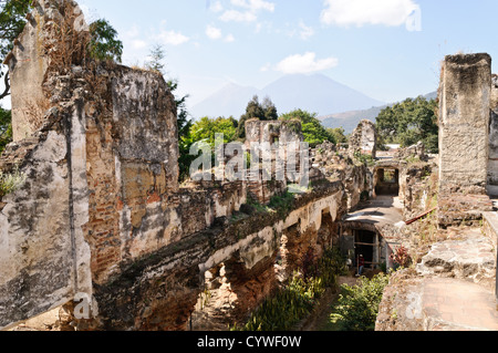 Die Ruinen der Kirche La Recolección ANTIGUA GUATEMALA // ANTIGUA GUATEMALA, Guatemala — die Ruinen der Kirche La Recolección zeugen von den verheerenden Erdbeben, die Antigua Guatemalas Landschaft geprägt haben. Das ursprünglich im frühen 18. Jahrhundert errichtete Barockgebäude wurde bei den Erdbeben von Santa Marta 1773 weitgehend zerstört, was die Verlegung der Hauptstadt nach Guatemala City veranlasste. Die Stätte ist heute Teil der zum UNESCO-Weltkulturerbe erklärten Kolonialstadt, bekannt für ihre gut erhaltene spanische Barockarchitektur und Ruinen. Besucher können die c Stockfoto