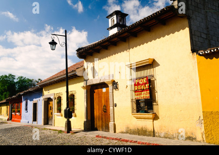 ANTIGUA GUATEMALA, Guatemala – Häuser in einer der kopfsteingepflasterten Straßen in Antigua, Guatemala. Stockfoto