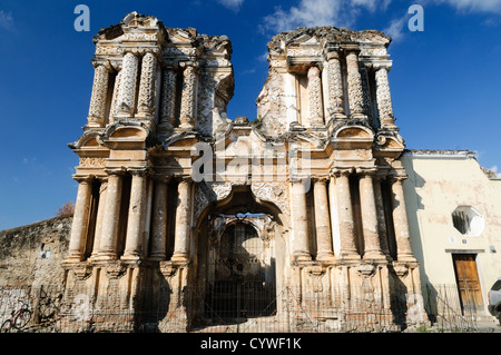 ANTIGUA GUATEMALA, Guatemala – die von Erdbeben verwüsteten Ruinen der ehemaligen Iglesia del Carmen stehen als ergreifendes Zeugnis der seismischen Geschichte Antigua Guatemalas. Dieser Überrest der spanischen Kolonialarchitektur mit seiner kunstvollen barocken Fassade, die noch teilweise intakt ist, veranschaulicht den Status der Stadt als UNESCO-Weltkulturerbe. Vor dem Hintergrund von kopfsteingepflasterten Straßen und entfernten Vulkanen bieten die Ruinen einen Einblick in das reiche historische und architektonische Erbe der ehemaligen Hauptstadt. Stockfoto