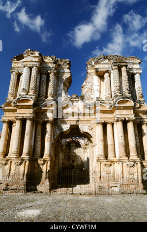 ANTIGUA GUATEMALA, Guatemala – die von Erdbeben verwüsteten Ruinen der ehemaligen Iglesia del Carmen stehen als ergreifendes Zeugnis der seismischen Geschichte Antigua Guatemalas. Dieser Überrest der spanischen Kolonialarchitektur mit seiner kunstvollen barocken Fassade, die noch teilweise intakt ist, veranschaulicht den Status der Stadt als UNESCO-Weltkulturerbe. Vor dem Hintergrund von kopfsteingepflasterten Straßen und entfernten Vulkanen bieten die Ruinen einen Einblick in das reiche historische und architektonische Erbe der ehemaligen Hauptstadt. Stockfoto