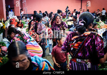 CHICHICASTENANGO, Guatemala - Leute, Kauf und Verkauf von frischen Produkten am Markt Chichi. Chichicastenango ist eine indigene Maya Stadt im guatemaltekischen Hochland ca. 90 Meilen nordwestlich von Guatemala City und auf einer Höhe von fast 6.500 Metern. Es ist berühmt für seine Märkte Sonntags und Donnerstags. Stockfoto