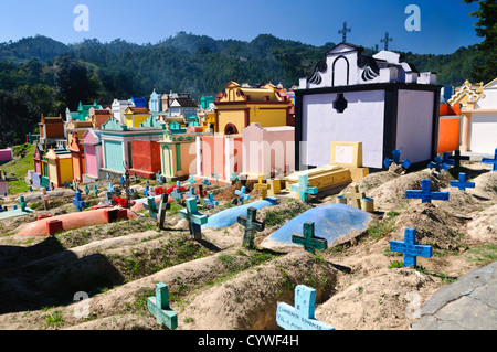 CHICHICASTENANGO, Guatemala - Das bunte Grabsteine und Markierungen der Chichicastengo Friedhof. Es dient sowohl als Maya und Katholischen Friedhof. Chichicastenango ist eine indigene Maya Stadt im guatemaltekischen Hochland ca. 90 Meilen nordwestlich von Guatemala City und auf einer Höhe von fast 6.500 Metern. Es ist berühmt für seine Märkte Sonntags und Donnerstags. Stockfoto