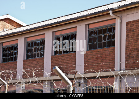 Kaputte Fenster des ehemaligen Internat Schlafsäle in Prieska Stockfoto