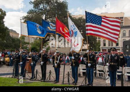 10. November 2012 San Antonio, Texas, USA - der gemeinsame Dienst Color Guard von Fort Sam Houston in den Ruhestand treten der Farben während der Stern Spangled Fahne, bei der Veteran-Tag-Denkmal vor der Alamo in San Antonio, Texas. Stockfoto