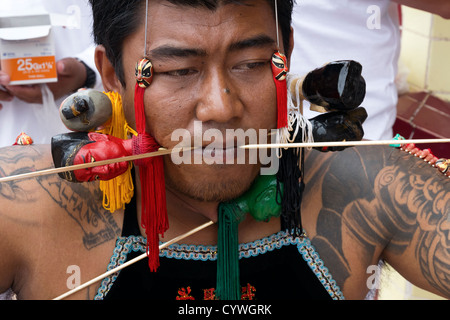 Thai Geist Medium (Ma Song) durchdringt Wangen während religiöser Zeremonien Stockfoto