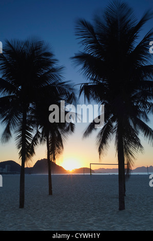 Sonnenaufgang am Strand der Copacabana, Rio De Janeiro, Brasilien Stockfoto