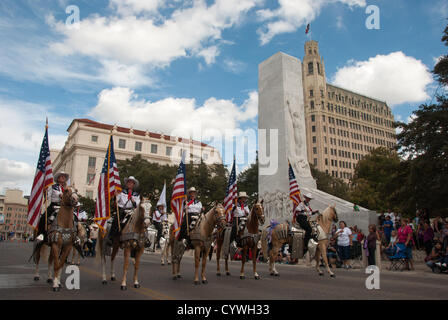 10. November 2012 fährt San Antonio, Texas, USA - eine berittene Color Guard vorbei an der Alamo-Kenotaph während der Veterans Day Parade in San Antonio. Mehr als 15.000 Menschen nahmen an der Parade, die in der Nähe von Alamo begann und endete um Milam Park. Stockfoto