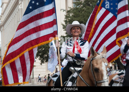10. November 2012 fährt San Antonio, Texas, USA - eine berittene Color Guard vorbei an der Alamo-Kenotaph während der Veterans Day Parade in San Antonio. Mehr als 15.000 Menschen nahmen an der Parade, die in der Nähe von Alamo begann und endete um Milam Park. Stockfoto