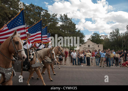 10. November 2012 fährt San Antonio, Texas, USA - eine berittene Color Guard vorbei an Alamo während der Veterans Day Parade in San Antonio. Mehr als 15.000 Menschen nahmen an der Parade, die in der Nähe von Alamo begann und endete um Milam Park. Stockfoto
