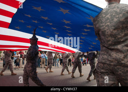 10. November 2012 San Antonio, Texas, USA - Soldaten tragen eine große amerikanische Flagge während der Veterans Day parade in San Antonio. Mehr als 15.000 Menschen nahmen an der Parade, die in der Nähe von Alamo begann und endete um Milam Park. Stockfoto