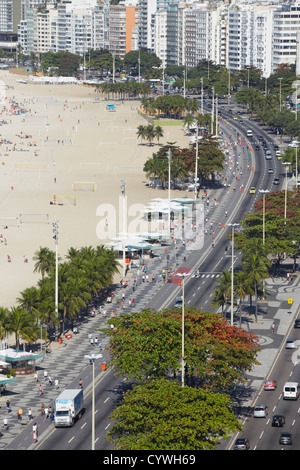 Blick auf die Copacabana und Avenida Atlantica, Copacabana, Rio De Janeiro, Brasilien Stockfoto