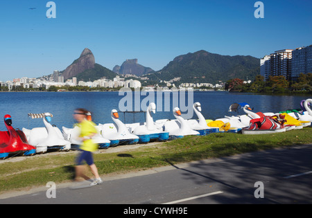 Person Joggen auf dem richtigen Weg um Lagoa Rodrigo de Freitas, Rio De Janeiro, Brasilien Stockfoto