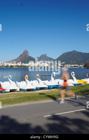 Person Joggen auf dem richtigen Weg um Lagoa Rodrigo de Freitas, Rio De Janeiro, Brasilien Stockfoto