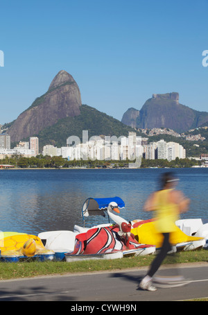 Person Joggen auf dem richtigen Weg um Lagoa Rodrigo de Freitas, Rio De Janeiro, Brasilien Stockfoto