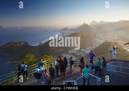 Touristen genießen die Aussicht auf Rio Zuckerhut (Pao de Acucar), Urca, Rio De Janeiro, Brasilien Stockfoto