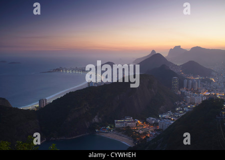 Blick von Urca und Copacabana bei Sonnenuntergang vom Zuckerhut in Rio De Janeiro, Brasilien Stockfoto