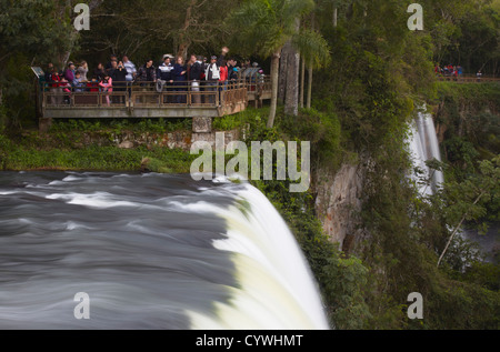 Touristen in Iguazu Wasserfälle in Iguazu National Park, Misiones, Argentinien Stockfoto