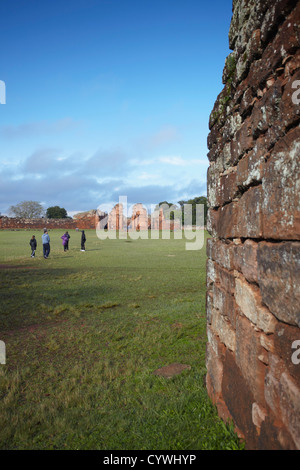 Touristen in Ruinen der Mission bei San Ignacio Mini (UNESCO Weltkulturerbe), Misiones, Argentinien Stockfoto