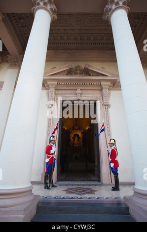 Stehende Soldaten bewachen außen Panteón de Los Heroes, Asuncion, Paraguay Stockfoto